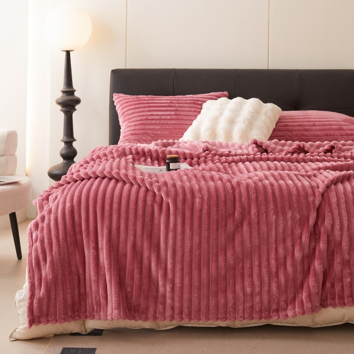 91家纺网 家纺一手货源 找家纺 （总）畅畅家纺 2025新款春秋冬兔毛绒宽抽条纯色软糯亲肤毛毯盖毯