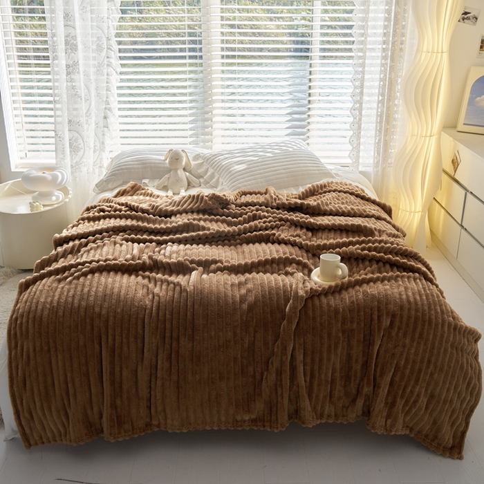 91家纺网 家纺一手货源 找家纺 畅畅家纺 2025新款春秋冬兔毛绒宽抽条纯色软糯亲肤毛毯盖毯 深咖色