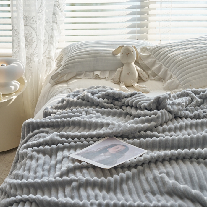 91家纺网 家纺一手货源 找家纺 畅畅家纺 2025新款春秋冬兔毛绒宽抽条纯色软糯亲肤毛毯盖毯 青灰色