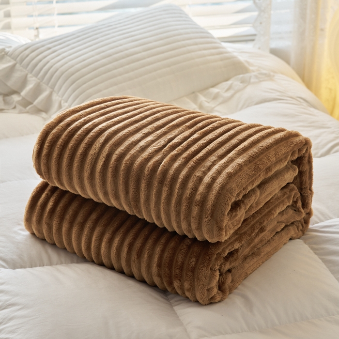 91家纺网 家纺一手货源 找家纺 畅畅家纺 2025新款春秋冬兔毛绒宽抽条纯色软糯亲肤毛毯盖毯 深咖色