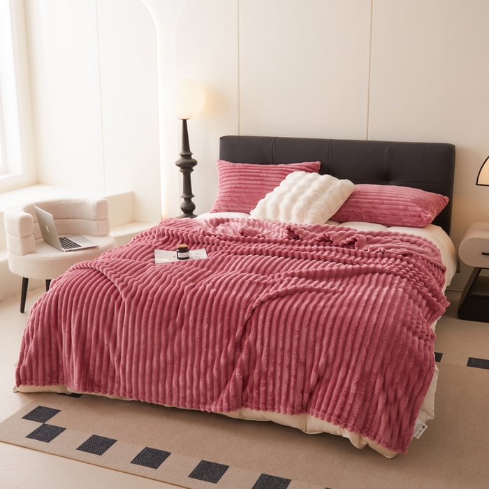 91家纺网 家纺一手货源 找家纺 畅畅家纺 2025新款春秋冬兔毛绒宽抽条纯色软糯亲肤毛毯盖毯 豆沙色