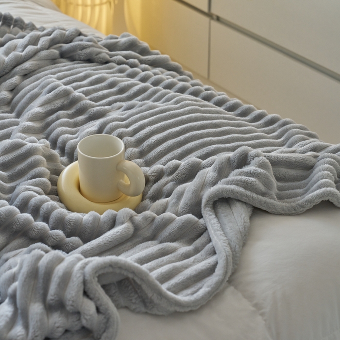 91家纺网 家纺一手货源 找家纺 畅畅家纺 2025新款春秋冬兔毛绒宽抽条纯色软糯亲肤毛毯盖毯 青灰色