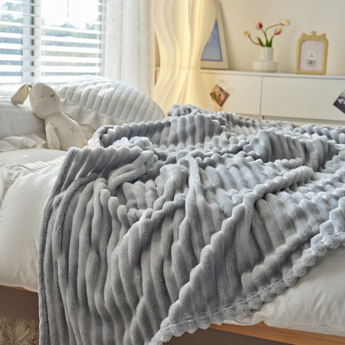 91家纺网 家纺一手货源 找家纺 畅畅家纺 2025新款春秋冬兔毛绒宽抽条纯色软糯亲肤毛毯盖毯 青灰色