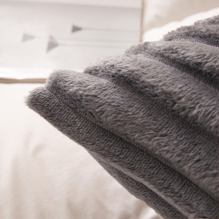 91家纺网 家纺一手货源 找家纺 畅畅家纺 2025新款春秋冬兔毛绒宽抽条纯色软糯亲肤毛毯盖毯 雾霾灰