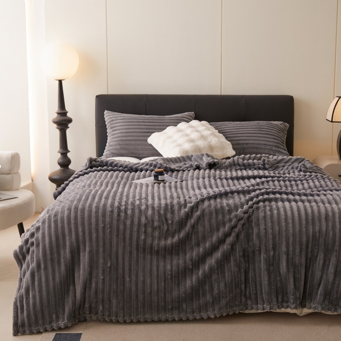 91家纺网 家纺一手货源 找家纺 畅畅家纺 2025新款春秋冬兔毛绒宽抽条纯色软糯亲肤毛毯盖毯 雾霾灰