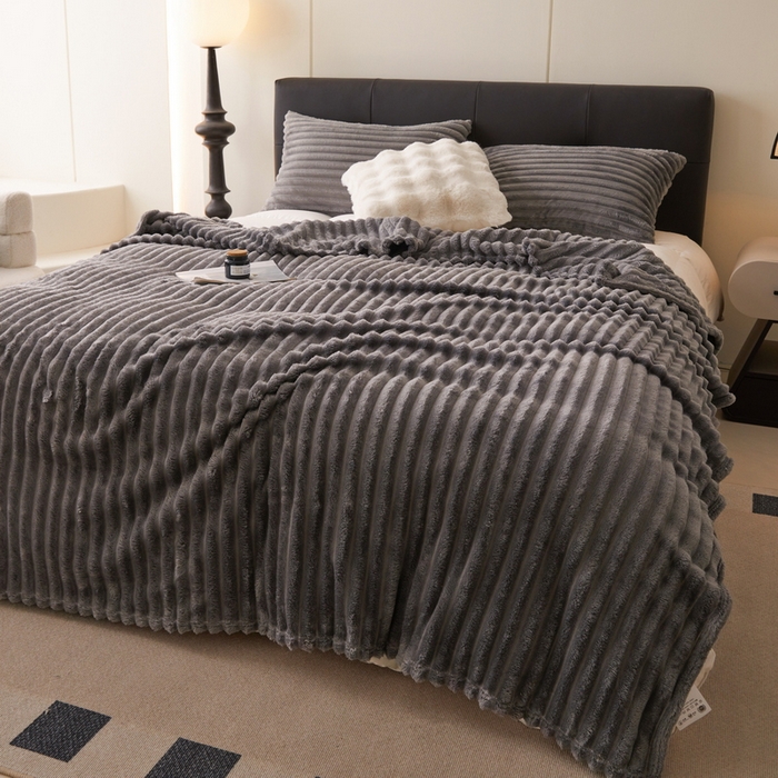 91家纺网 家纺一手货源 找家纺 畅畅家纺 2025新款春秋冬兔毛绒宽抽条纯色软糯亲肤毛毯盖毯 雾霾灰