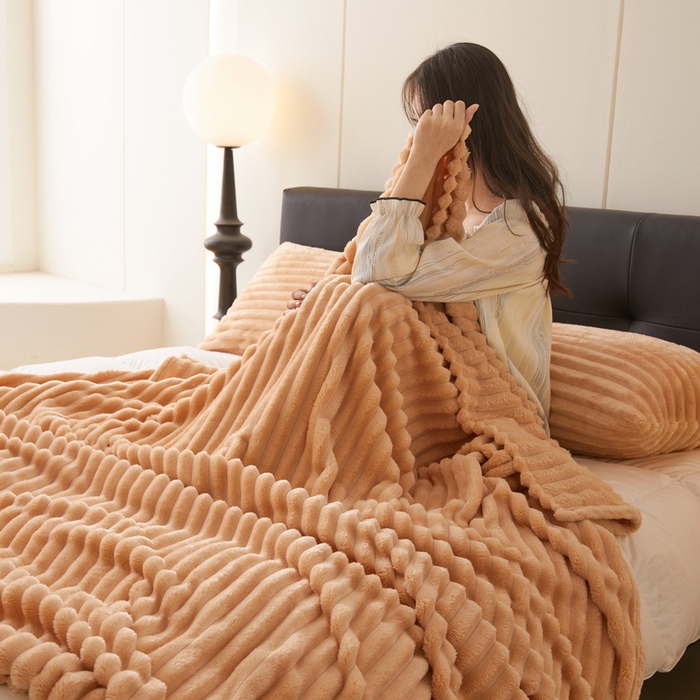 91家纺网 家纺一手货源 找家纺 畅畅家纺 2025新款春秋冬兔毛绒宽抽条纯色软糯亲肤毛毯盖毯 卡其色