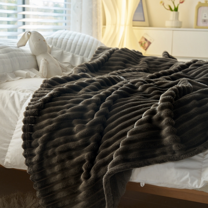 91家纺网 家纺一手货源 找家纺 畅畅家纺 2025新款春秋冬兔毛绒宽抽条纯色软糯亲肤毛毯盖毯 曜石黑
