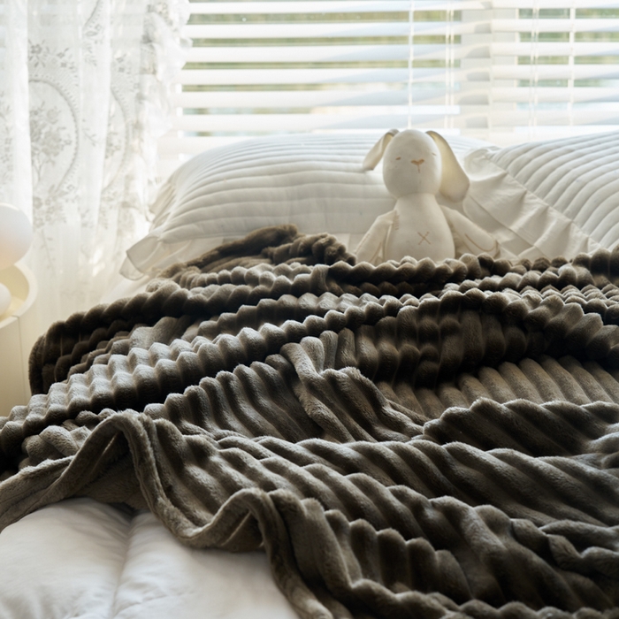 91家纺网 家纺一手货源 找家纺 畅畅家纺 2025新款春秋冬兔毛绒宽抽条纯色软糯亲肤毛毯盖毯 曜石黑