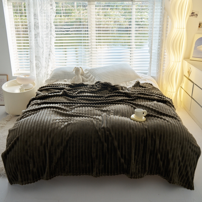 畅畅家纺 2025新款春秋冬兔毛绒宽抽条纯色软糯亲肤毛毯盖毯 曜石黑
