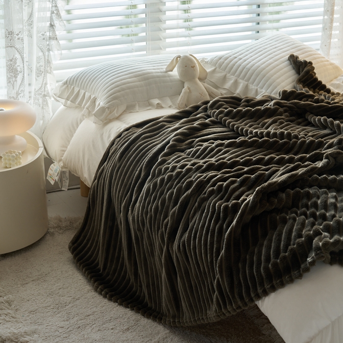 91家纺网 家纺一手货源 找家纺 畅畅家纺 2025新款春秋冬兔毛绒宽抽条纯色软糯亲肤毛毯盖毯 曜石黑