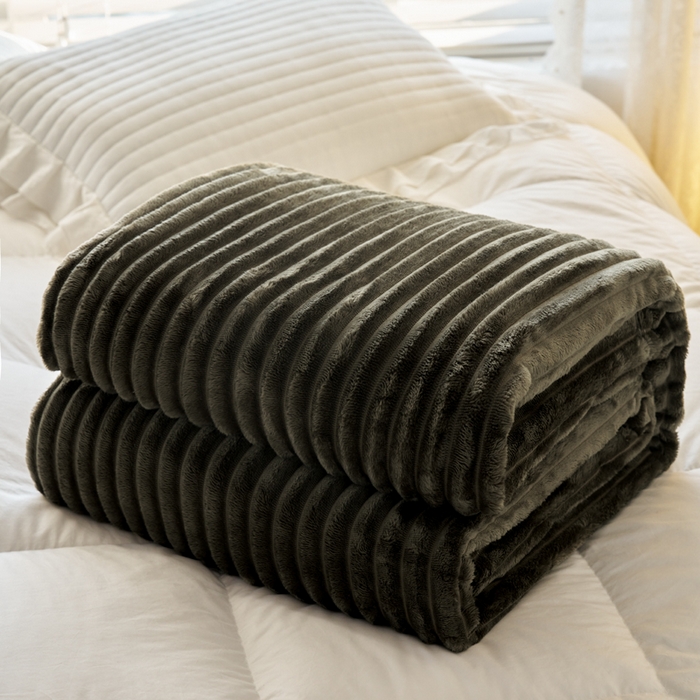 91家纺网 家纺一手货源 找家纺 畅畅家纺 2025新款春秋冬兔毛绒宽抽条纯色软糯亲肤毛毯盖毯 曜石黑