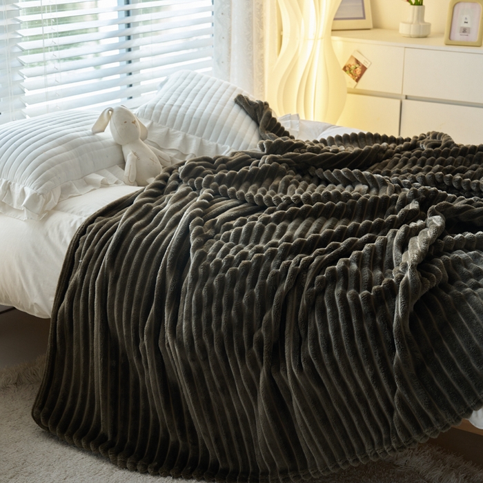 91家纺网 家纺一手货源 找家纺 畅畅家纺 2025新款春秋冬兔毛绒宽抽条纯色软糯亲肤毛毯盖毯 曜石黑