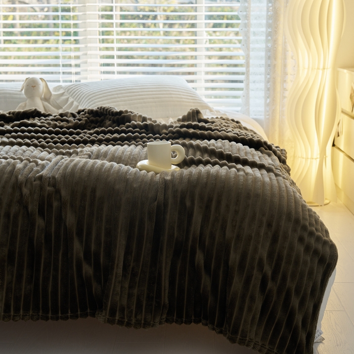 91家纺网 家纺一手货源 找家纺 畅畅家纺 2025新款春秋冬兔毛绒宽抽条纯色软糯亲肤毛毯盖毯 曜石黑