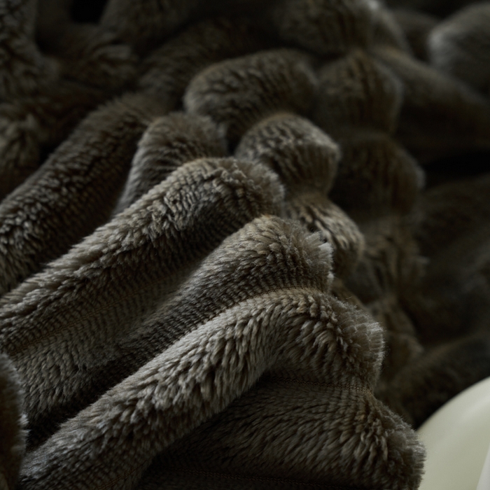 91家纺网 家纺一手货源 找家纺 畅畅家纺 2025新款春秋冬兔毛绒宽抽条纯色软糯亲肤毛毯盖毯 曜石黑