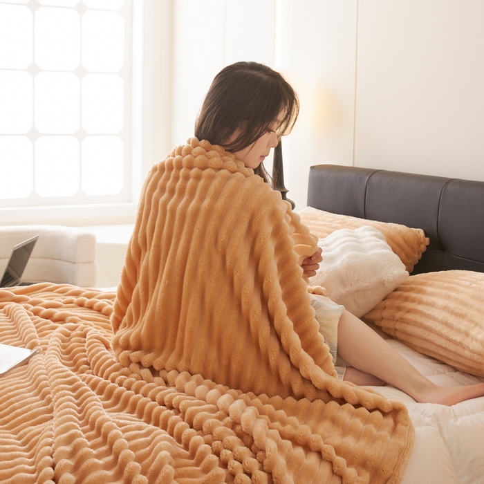 91家纺网 家纺一手货源 找家纺 畅畅家纺 2025新款春秋冬兔毛绒宽抽条纯色软糯亲肤毛毯盖毯 卡其色