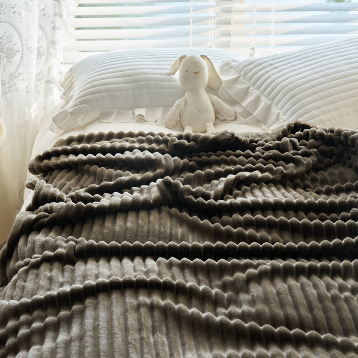 91家纺网 家纺一手货源 找家纺 畅畅家纺 2025新款春秋冬兔毛绒宽抽条纯色软糯亲肤毛毯盖毯 曜石黑