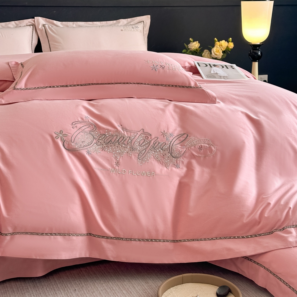 91家纺网 家纺一手货源 找家纺 博之洋婚庆 2025新款全棉纯棉长绒棉贡缎磨毛刺绣四件套不掉毛【高端礼盒】绽放系列 粉豆沙