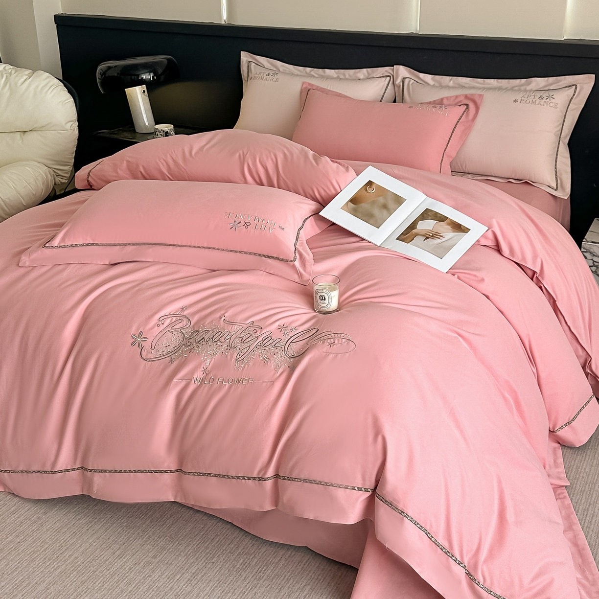 91家纺网 家纺一手货源 找家纺 博之洋婚庆 2025新款全棉纯棉长绒棉贡缎磨毛刺绣四件套不掉毛【高端礼盒】绽放系列 粉豆沙