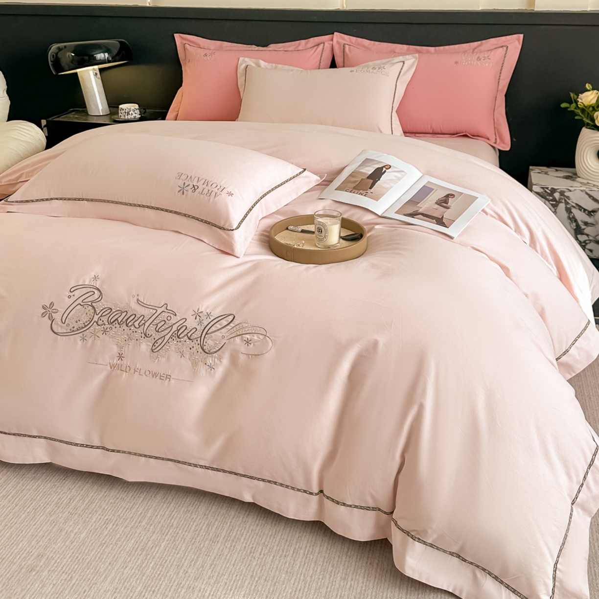 91家纺网 家纺一手货源 找家纺 博之洋婚庆 2025新款全棉纯棉长绒棉贡缎磨毛刺绣四件套不掉毛【高端礼盒】绽放系列 玫瑰杏