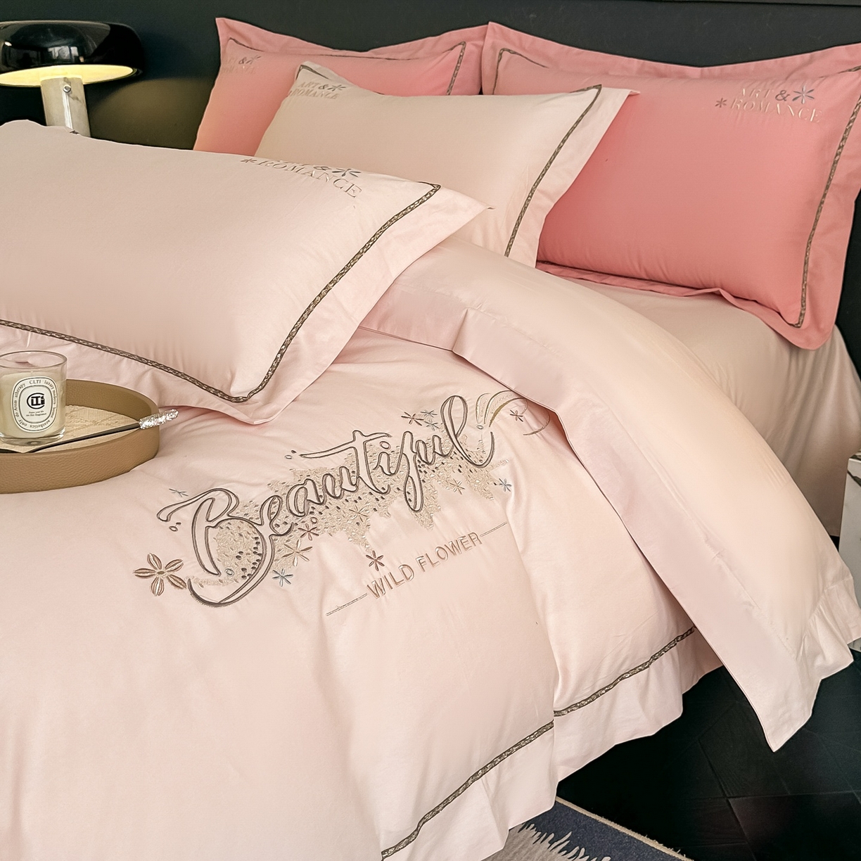 91家纺网 家纺一手货源 找家纺 博之洋婚庆 2025新款全棉纯棉长绒棉贡缎磨毛刺绣四件套不掉毛【高端礼盒】绽放系列 玫瑰杏