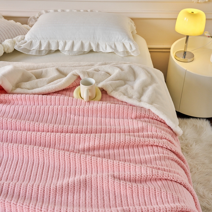 91家纺网 家纺一手货源 找家纺 畅畅家纺 2025新款A面编织绒B面兔毛绒纯色春秋冬毛毯盖毯 豆沙粉