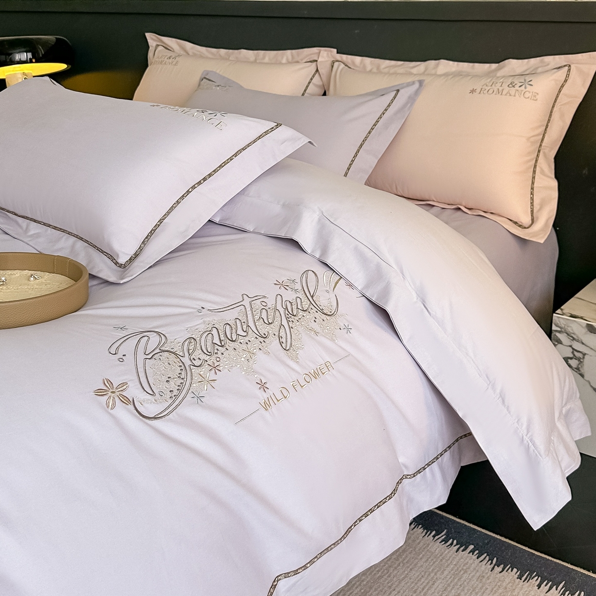 91家纺网 家纺一手货源 找家纺 博之洋婚庆 2025新款全棉纯棉长绒棉贡缎磨毛刺绣四件套不掉毛【高端礼盒】绽放系列 梧桐灰