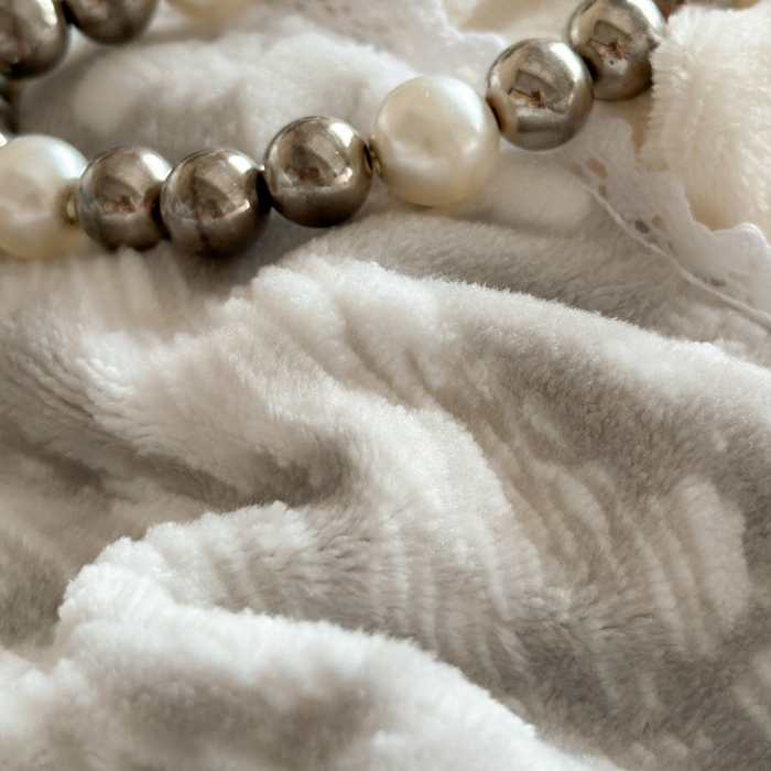 91家纺网 家纺一手货源 找家纺 索飞特家纺 2025新款秋冬法式牛奶绒皱皱边雕花四件套 杏花烟雨-灰驼