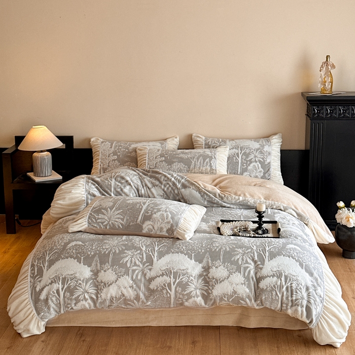 91家纺网 家纺一手货源 找家纺 索飞特家纺 2025新款秋冬法式牛奶绒皱皱边雕花四件套 杏花烟雨-灰驼