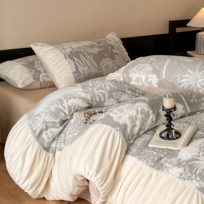 91家纺网 家纺一手货源 找家纺 索飞特家纺 2025新款秋冬法式牛奶绒皱皱边雕花四件套 杏花烟雨-灰驼