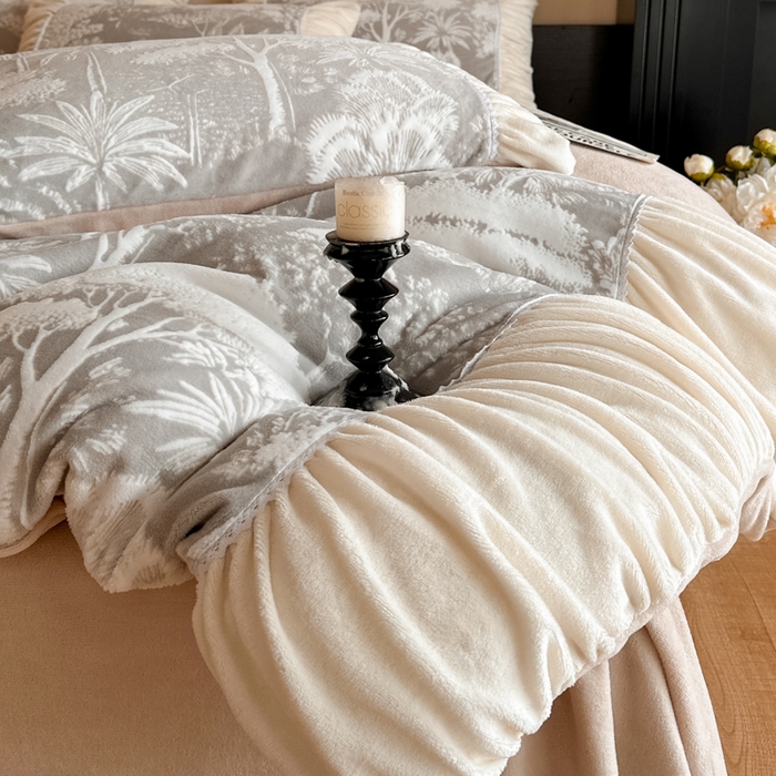 91家纺网 家纺一手货源 找家纺 索飞特家纺 2025新款秋冬法式牛奶绒皱皱边雕花四件套 杏花烟雨-灰驼