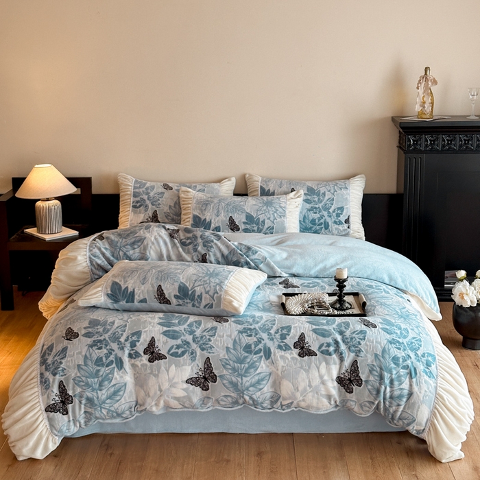 91家纺网 家纺一手货源 找家纺 索飞特家纺 2025新款秋冬法式牛奶绒皱皱边雕花四件套 夏花之梦-兰