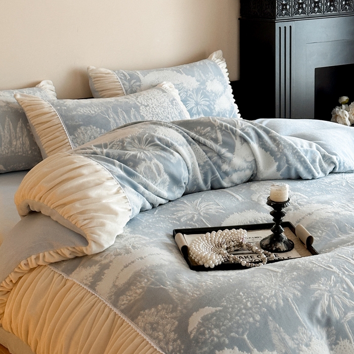 91家纺网 家纺一手货源 找家纺 索飞特家纺 2025新款秋冬法式牛奶绒皱皱边雕花四件套 杏花烟雨-兰