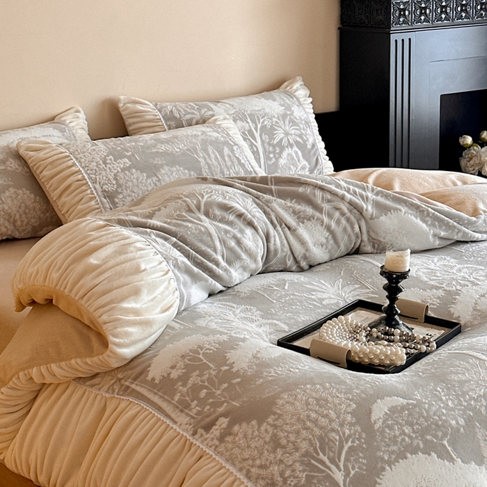 91家纺网 家纺一手货源 找家纺 索飞特家纺 2025新款秋冬法式牛奶绒皱皱边雕花四件套 杏花烟雨-灰驼