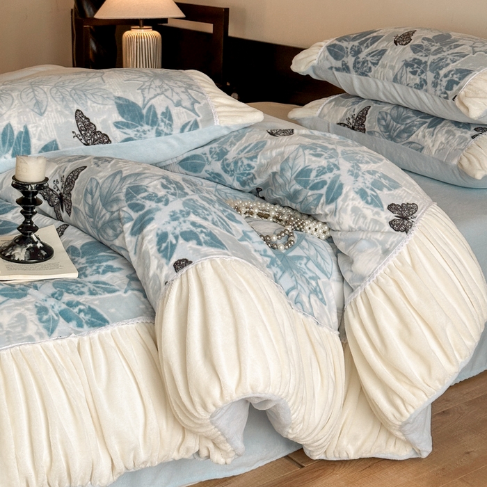 91家纺网 家纺一手货源 找家纺 索飞特家纺 2025新款秋冬法式牛奶绒皱皱边雕花四件套 夏花之梦-兰