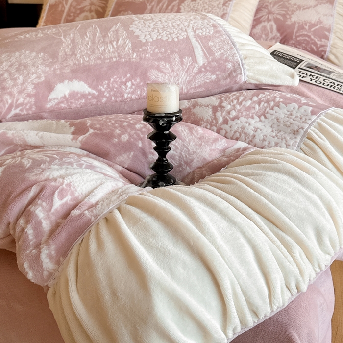 91家纺网 家纺一手货源 找家纺 索飞特家纺 2025新款秋冬法式牛奶绒皱皱边雕花四件套 杏花烟雨-粉