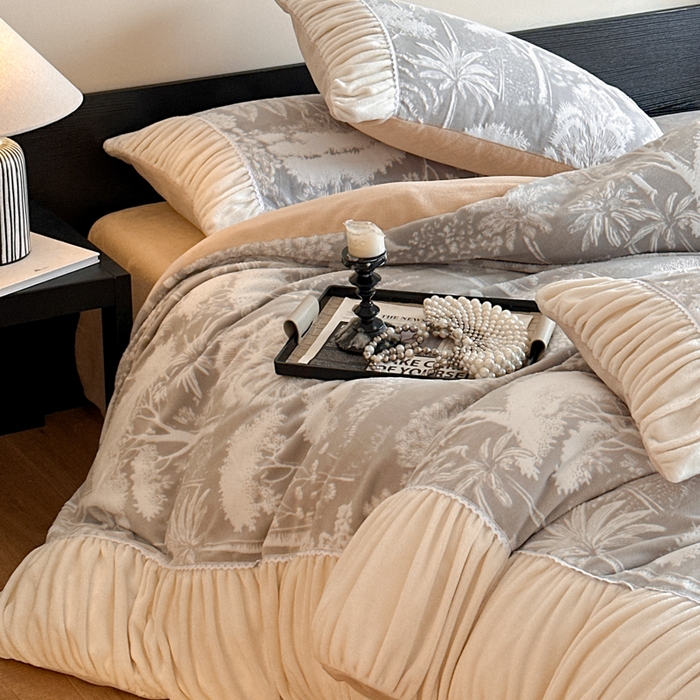 91家纺网 家纺一手货源 找家纺 索飞特家纺 2025新款秋冬法式牛奶绒皱皱边雕花四件套 杏花烟雨-灰驼