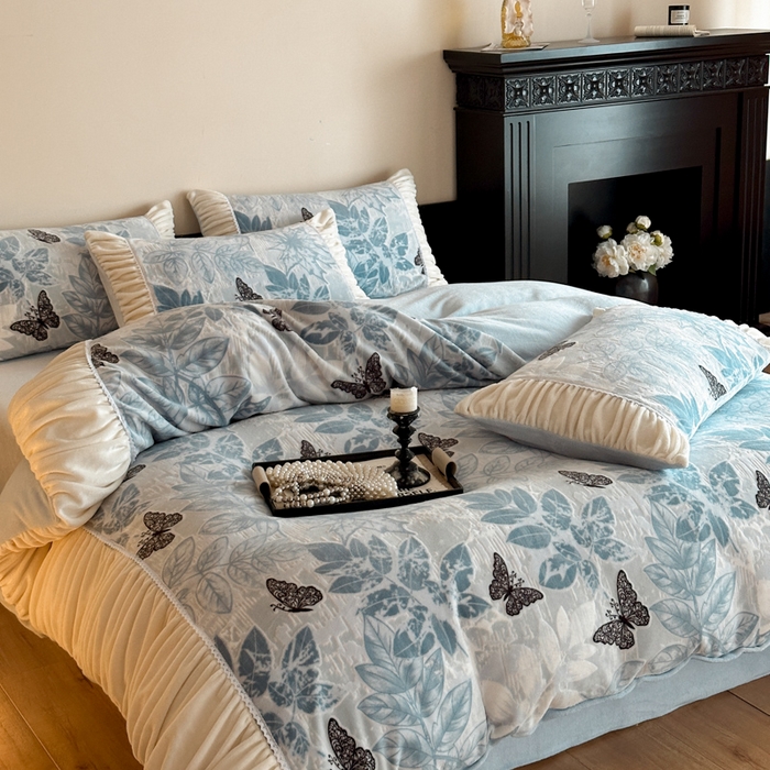 91家纺网 家纺一手货源 找家纺 索飞特家纺 2025新款秋冬法式牛奶绒皱皱边雕花四件套 夏花之梦-兰