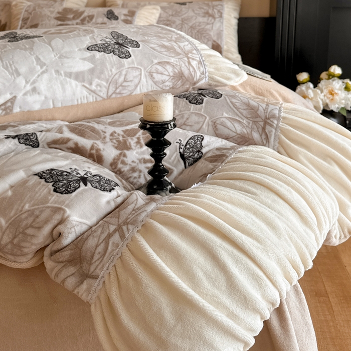 91家纺网 家纺一手货源 找家纺 索飞特家纺 2025新款秋冬法式牛奶绒皱皱边雕花四件套 夏花之梦-卡其