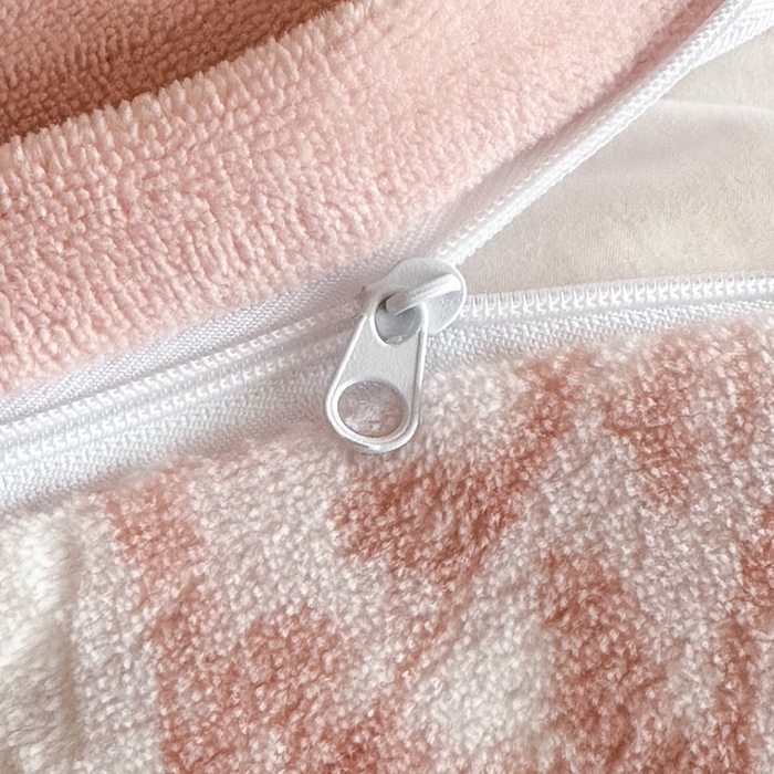 91家纺网 家纺一手货源 找家纺 索飞特家纺 2025新款秋冬法式牛奶绒皱皱边雕花四件套 夏花之梦-粉