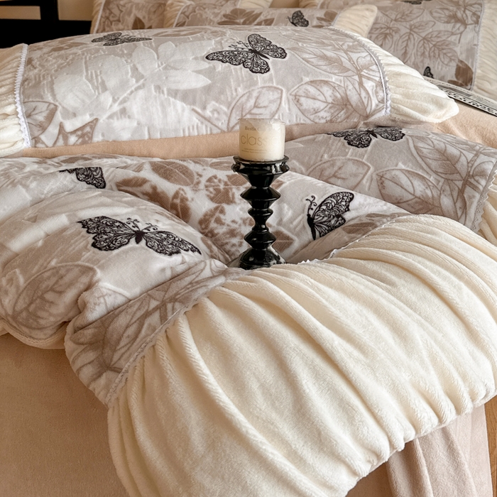 91家纺网 家纺一手货源 找家纺 索飞特家纺 2025新款秋冬法式牛奶绒皱皱边雕花四件套 夏花之梦-卡其