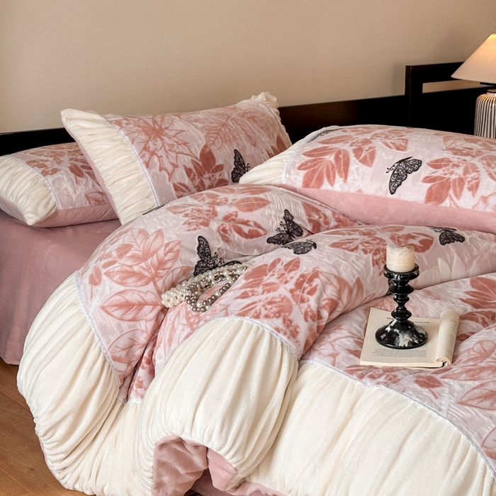 91家纺网 家纺一手货源 找家纺 索飞特家纺 2025新款秋冬法式牛奶绒皱皱边雕花四件套 夏花之梦-粉