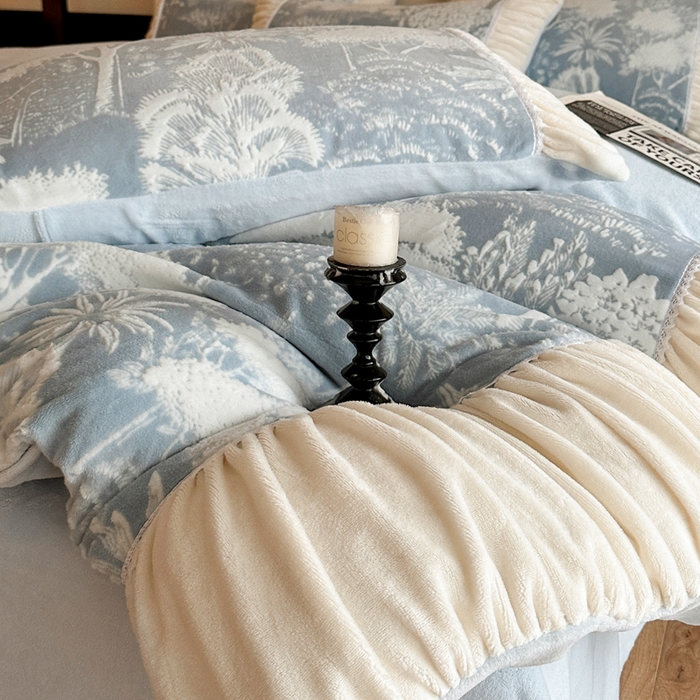 91家纺网 家纺一手货源 找家纺 索飞特家纺 2025新款秋冬法式牛奶绒皱皱边雕花四件套 杏花烟雨-兰