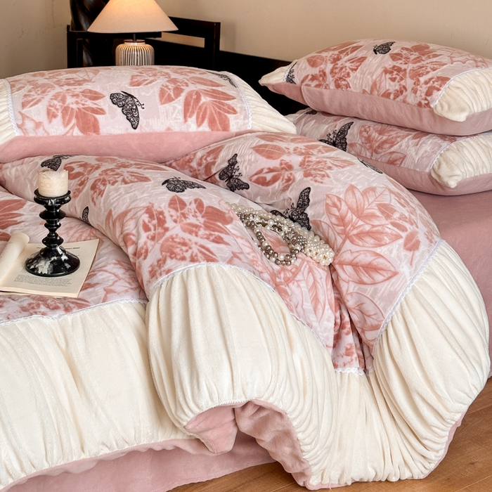 91家纺网 家纺一手货源 找家纺 索飞特家纺 2025新款秋冬法式牛奶绒皱皱边雕花四件套 夏花之梦-粉