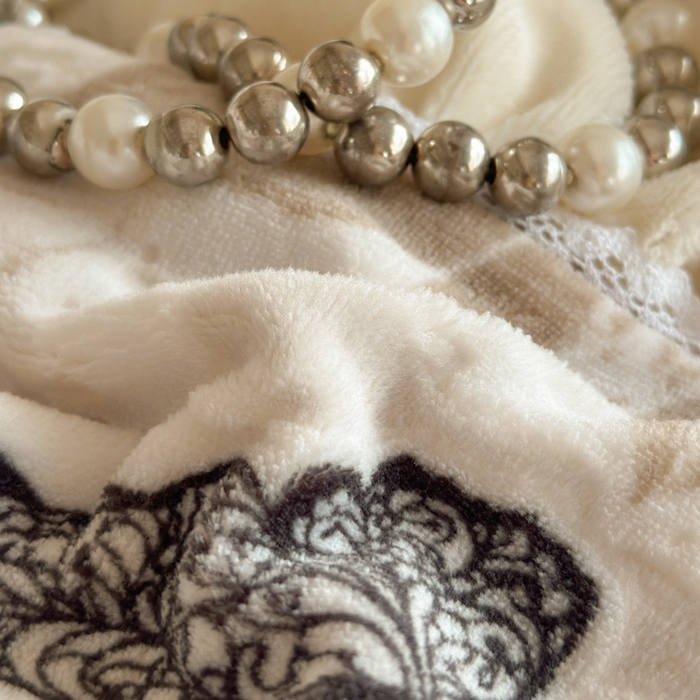 91家纺网 家纺一手货源 找家纺 索飞特家纺 2025新款秋冬法式牛奶绒皱皱边雕花四件套 夏花之梦-卡其