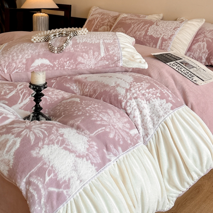 91家纺网 家纺一手货源 找家纺 索飞特家纺 2025新款秋冬法式牛奶绒皱皱边雕花四件套 杏花烟雨-粉