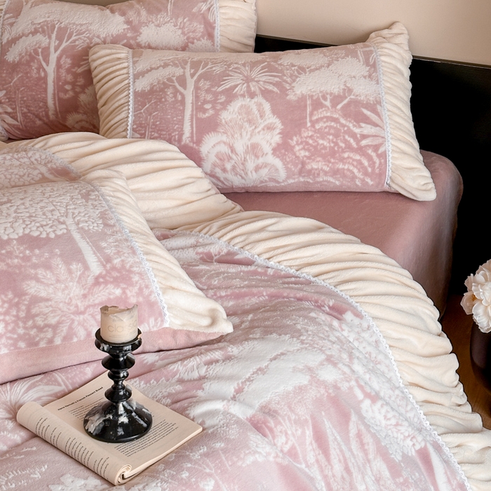 91家纺网 家纺一手货源 找家纺 索飞特家纺 2025新款秋冬法式牛奶绒皱皱边雕花四件套 杏花烟雨-粉