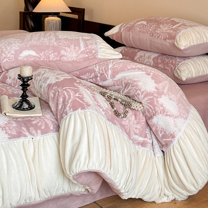 91家纺网 家纺一手货源 找家纺 索飞特家纺 2025新款秋冬法式牛奶绒皱皱边雕花四件套 杏花烟雨-粉