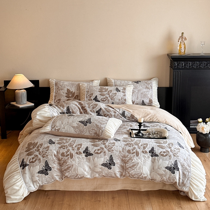 91家纺网 家纺一手货源 找家纺 索飞特家纺 2025新款秋冬法式牛奶绒皱皱边雕花四件套 夏花之梦-卡其