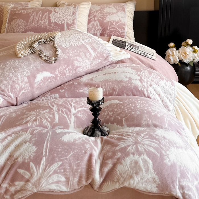 91家纺网 家纺一手货源 找家纺 索飞特家纺 2025新款秋冬法式牛奶绒皱皱边雕花四件套 杏花烟雨-粉